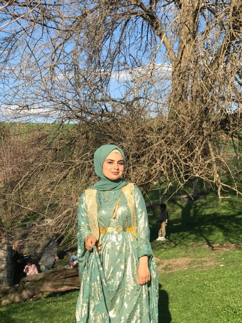 Kurdish Clothes Hijab, Iraq Culture, Jly Kurdi, Dress Soiree, Ulzzang Short Hair, Kurdish Clothes, Cats Photos, Scammer Pictures, Alcohol Aesthetic