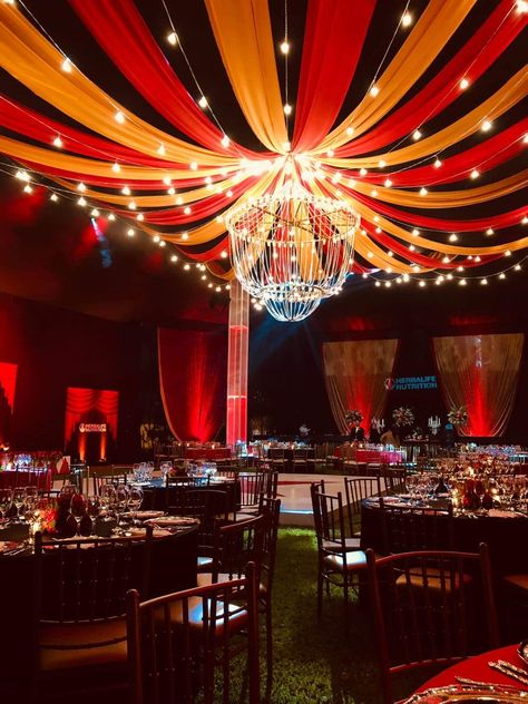 Tematica circo cada detalle hace una experiencia única en tu evento. Carnival Masquerade Party, Circus Theme Dance, Steampunk Circus Aesthetic, The Greatest Showman Theme, Carnival Prom Theme, Circus Theme Party Adults, Circus Tent Wedding, Circus Theme Wedding, Extravaganza Party