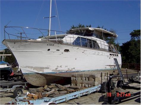 Chris Craft - LadyBen Classic Wooden Boats for Sale Chris Craft Yacht, Deck Enclosures, Wooden Boats For Sale, Classic Wooden Boats, Windshield Cover, Cabin Cruiser, Decking Material, Chris Craft, Classic Yachts