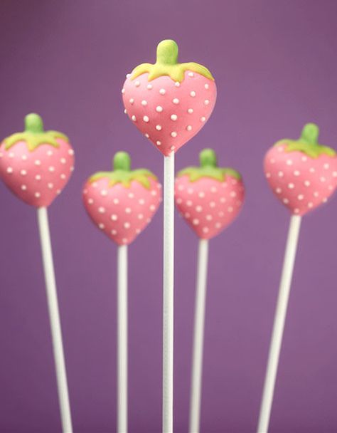 Explore Bakerella's photos on Flickr. Bakerella has uploaded 7125 photos to Flickr. Heart Cake Pops, Strawberry Cake Pops, Cake Pop Designs, Cake Pop Decorating, Pop Cupcakes, Torte Cupcake, Strawberry Party, Cake Pop Recipe, Bowl Cake