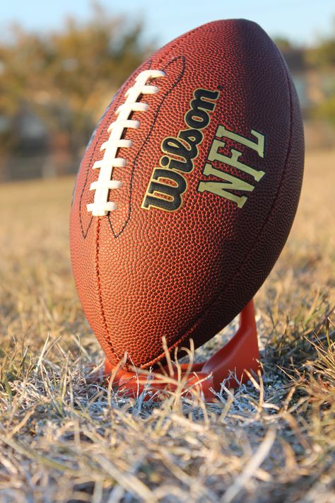 football Futbol Americano Aesthetic, Rugby Wallpaper, American Football Ball, Demarcus Lawrence, American Football Shirt, Ball Aesthetic, Football Photography, Nfl Fan, Foot Ball