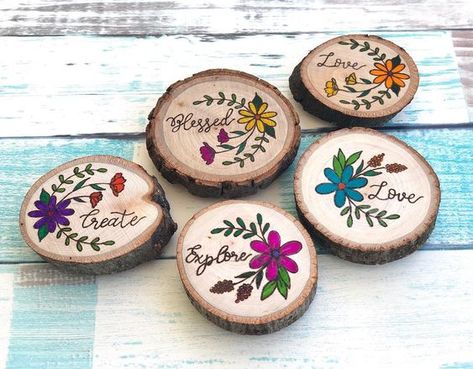 Wood Slice Ideas, Wood Burned Gifts, Wood Slice Magnets, Wood Plank Art, Wood Slice Painting, Handmade Wood Crafts, Plank Art, Wood Cookies, Deco Champetre