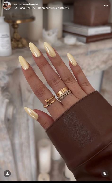 Beachy Neutral Nails, Almond Nails Hombre, Pale Yellow Nails With Chrome, Classy Nails Summer 2024, Light Yellow Nails With Chrome, Yellow Iridescent Nails, Crome Yellow Nails, Yellow Chrome Nails Square, Butter Chrome Nails