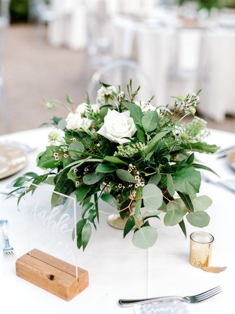 Wedding Centerpieces Greenery, Centerpieces Greenery, White Floral Centerpieces, Diy Wedding Centerpieces, Greenery Wedding Bouquet, Green Wedding Flowers, Green Centerpieces, White Flower Arrangements, Greenery Centerpiece