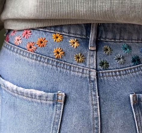 Overall Embroidery Ideas, Ripped Jeans Embroidery Ideas, Simple Jean Embroidery, Embroidered Jeans Diy Simple, Embroidery On Overalls, Flower Embroidery Jeans Pocket, Overalls Embroidery Ideas, Pant Embroidery, Embroidery Jeans Ideas