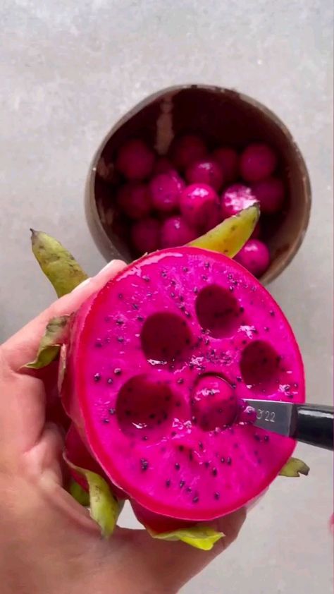 Pitaya Fruit, Delicious Smoothies, Ginger Powder, Plant Based Cookbook, Smoothie Bowl Recipe, Green Smoothies, Vegan Smoothies, Sweet Snacks Recipes, Green Smoothie Recipes