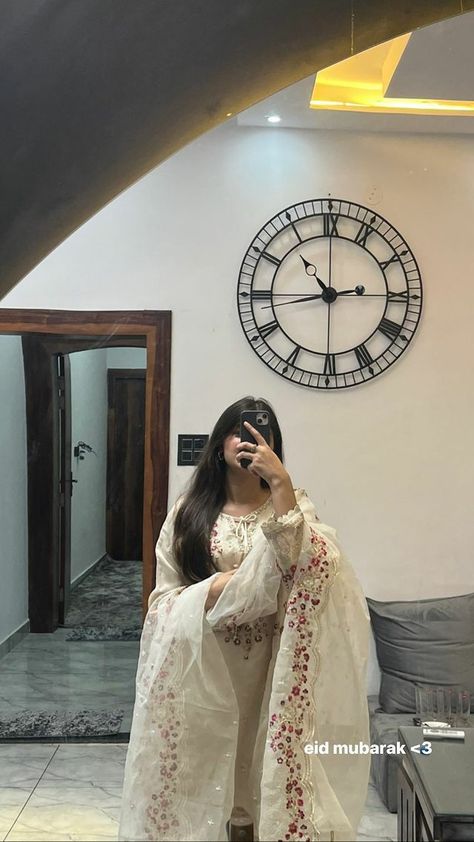 Eid Shopping, Pakistani Aesthetic, Long Indian Hair, Hijab Style Tutorial, Beautiful Casual Dresses, Stylish Dpz, Desi Fashion Casual, Pakistani Fashion Party Wear, Pakistani Fancy Dresses