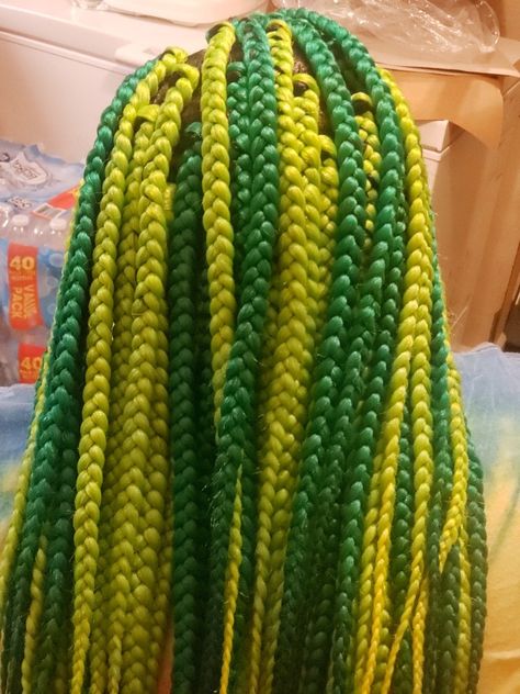 Colorful green box braids!!! Spring color braids lime braids green braids ...You gotta have fun!!! Box Braids Colorful, Box Braids Green, Fun Haircolor, Color Box Braids, Braids Green, Green Braids, Dreads Black Women, Braids With Color, Colorful Braids