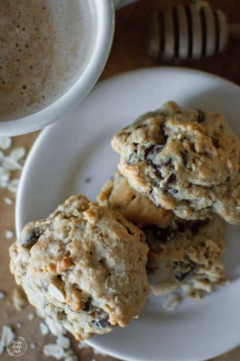 Honey Oatmeal Cookies Quaker Oatmeal Cookies, Oats And Chocolate Chips, Honey Oatmeal Cookies, Oats And Chocolate, Cinnamon Oatmeal Cookies, Brownie Treats, Bread Bar, Healthy Oatmeal Cookies, Healthy Honey