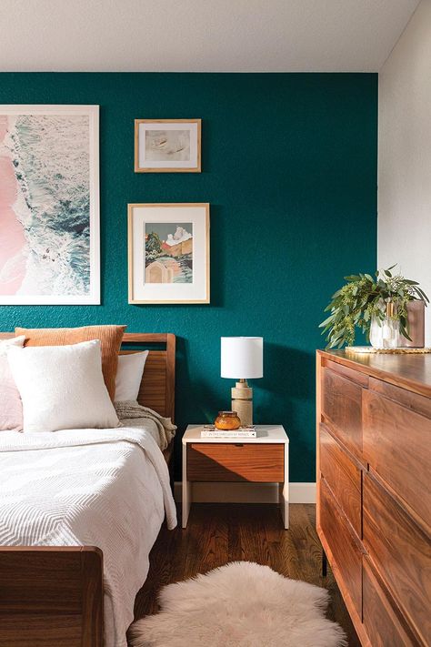 Dark Teal Bedroom, Cozy Airbnb, Teal Rooms, Beach Style Bedroom, Simple Bed Designs, Condo Bedroom, Fireplace Furniture, Boho Cozy, Bed Design Ideas