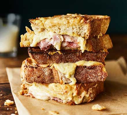 The perfect croque monsieur Basic Omelette Recipe, Grill Cheese Sandwich Recipes, Cheese Sandwich Recipes, Ham Hock, Omelette Recipe, Ham And Cheese Sandwich, Toast Sandwich, Grilled Sandwich, Smoked Ham