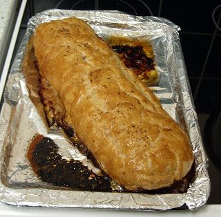 Jamie Oliver's minced beef wellington! Beef Wellington Jamie Oliver, Minced Beef Pie, Ground Beef Wellington, Minced Beef Recipes, Beef Wellington Recipe, Beef Pies, Minced Beef, Corned Beef Recipes, Puff Recipe