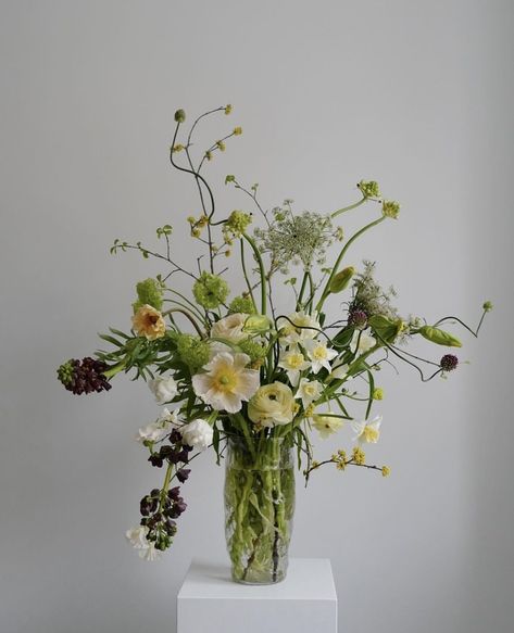 Natural Flower Arrangements Rustic, Modern Floral Arrangements Chic, Floristry Techniques Tutorials, Earthy Floral Arrangements, Large Flower Arrangements For Home, House Plant Arrangements, Natural Floral Arrangements, Natural Flower Arrangements, Vegetative Floral Design