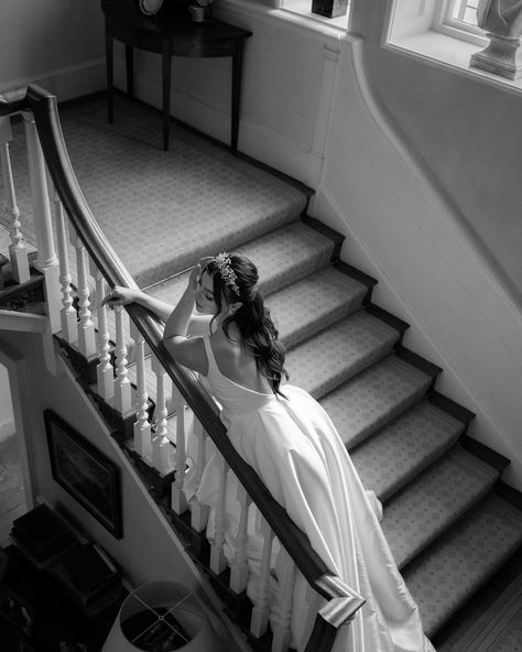 Curvy Bride Poses Photo Ideas, Stairwell Poses, Staircase Wedding Photos, Bridal Staircase, Cornwell Manor, Wedding Stairs, Sweeping Staircase, Prom Photoshoot, Le Meridien