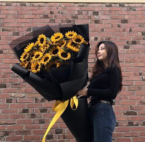 Flowers Bucket, Sunflowers And Daisies, New Flowers, Boquette Flowers, Creative Flower Arrangements, Bouquets Wedding, Sunflower Bouquets, Flower Bucket, Flowers Bouquet Gift