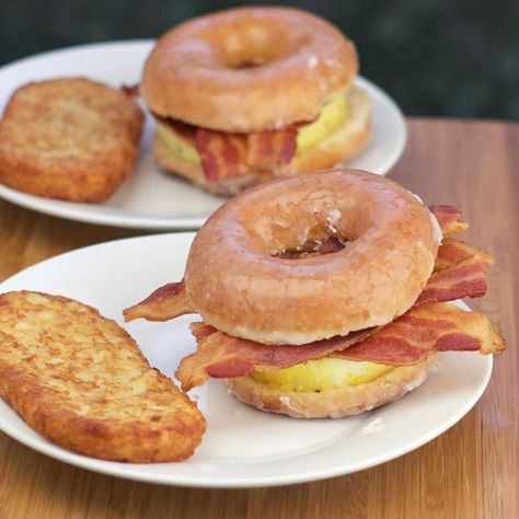 Donut Breakfast, Breakfast Donuts, Bagel Sandwich, Glazed Donut, Bacon Breakfast, Delicious Donuts, Donut Glaze, Donut Recipes, Cooking Recipes Desserts