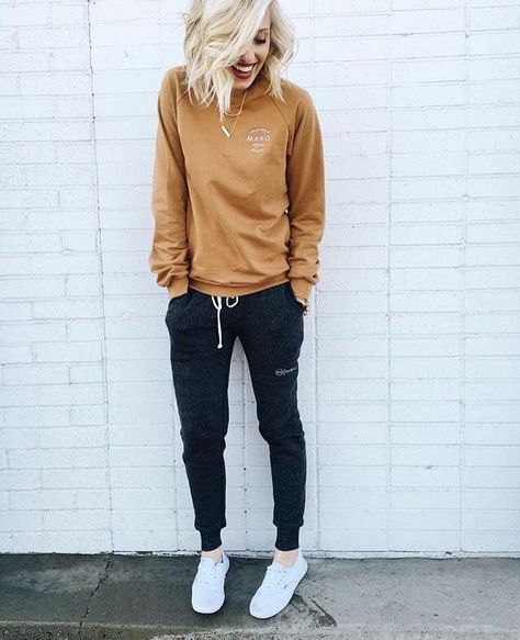 Leuke outfit met Vans Comfy Winter Fashion, Sweatpants Outfit Ideas, How To Wear Joggers, Jogger Outfit, College Outfits Comfy, Cute Sweatpants Outfit, Outfits College, Sweatpants Outfits, Cute Sweatpants