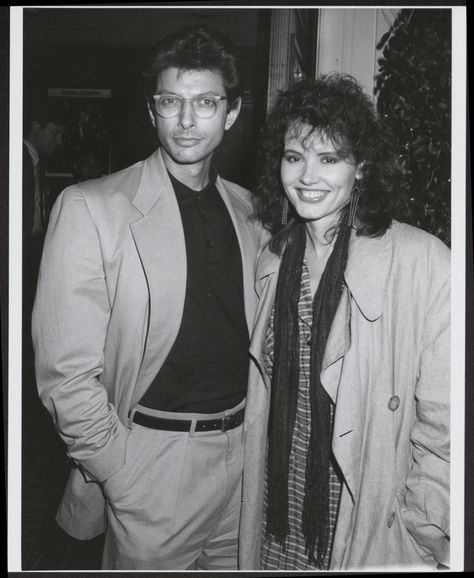 Jeff Goldblum & Geena Davis 1988 Jeff Goldblum Jurassic Park, Dr Ian, Jeff Goldblum, Geena Davis, Five Guys, Carpet Looks, Red Carpet Looks, Jurassic Park, The 90s