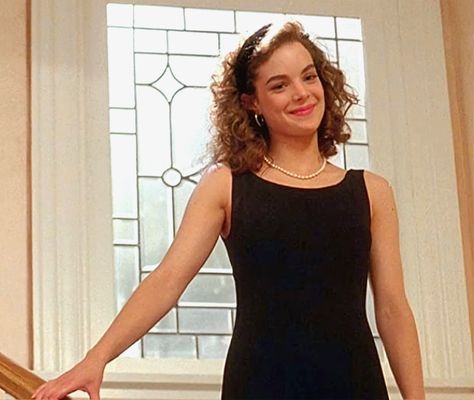 Annie Father Of The Bride, Annie Banks Style, Father Of The Bride Movie, Annie Banks, The Bride Movie, Nancy Meyers Movies, Father Of The Bride Outfit, Kimberly Williams, Top Of The Stairs