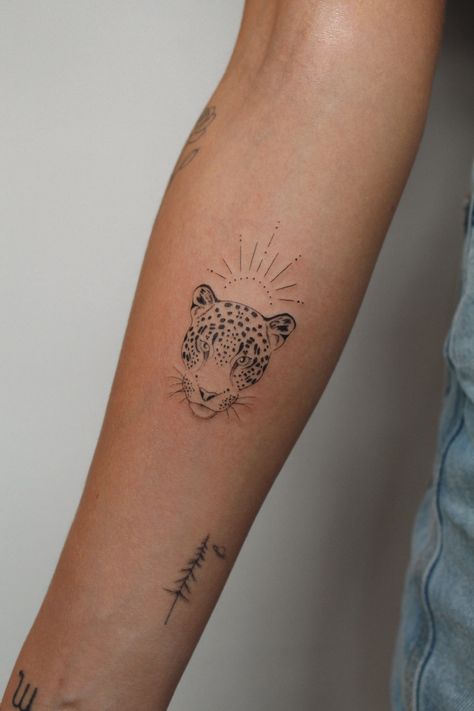 Minimal Cheetah Tattoo, Tiny Leopard Tattoo, Leopard Arm Tattoo, Geometric Jaguar Tattoo, Leopard Tattoo Design For Women, Jaguar Tattoo For Women, Leopard Face Tattoo, Cheetah Tattoo For Women, Tattoo Cheetah