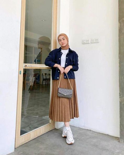 Plisket Skirt Outfit Hijab, Celana Jins Wanita, Outfit Rok, Outfit Campus, Outfit Hijab Casual, Rok Outfit, Ootd Hijab Casual, Hijab Style Casual, Hijab Ootd