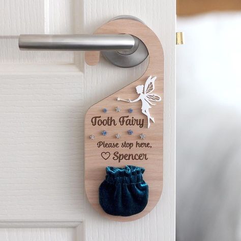 Laser Cut Acrylic Ideas, Tooth Fairy Ideas, Tooth Fairy Door Hanger, Lézervágott Fa, Tooth Fairy Door, Tooth Fairy Doors, Baby Door, Idee Cricut, Laser Cut Wood Crafts