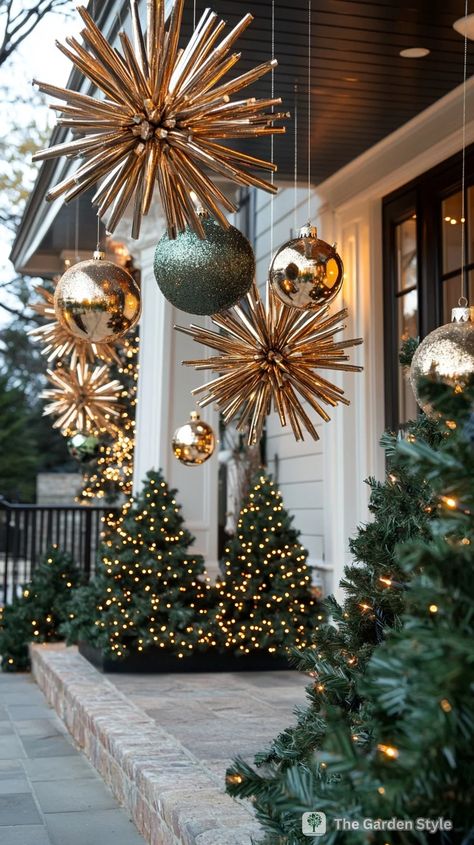 Christmas Porch Decorating Ideas, Christmas Garden Decorations, Porch Decorating Ideas, Christmas Front Doors, Christmas Porch Decor, Christmas Themes Decorations, Decorating Ideas On A Budget, Christmas Garden, Christmas Outdoor