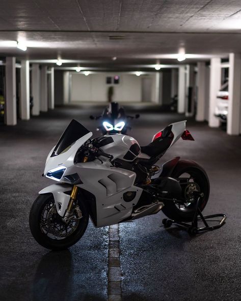 Ducati Panigale White, White Ducati, Emo Boy Hair, Ducati Panigale V4, Ducati Motorcycle, Car Sport, Panigale V4, Honda Vfr, Ducati Motorcycles