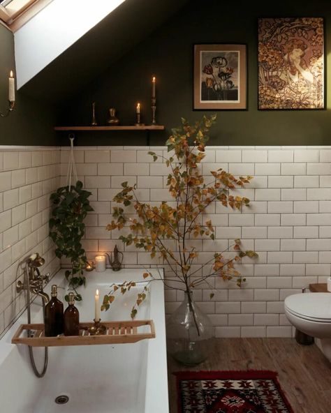 Small Dark Bathroom, Boho Bathroom Decor Ideas, Modern Boho Bathroom, Dark Green Bathrooms, Dark Bathroom Ideas, Boho Bathroom Ideas, Relaxing Bathroom, Dark Bathrooms, Boho Bathroom Decor