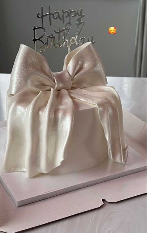 Cake With Bows Aesthetic, Beautiful Cakes For Women, Birthday Cake Inspo Aesthetic Simple, Cake With Bow On Top, Birthday Cake With Bow, Cakes For 18th Birthday Girl, Old Money Birthday Cake, Bow Cake Design, Cake Decor Simple