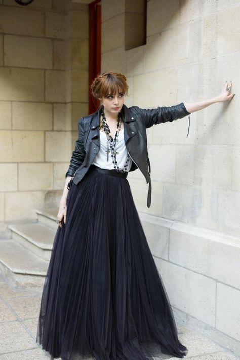 tutu noir femme, jupe longue et veste en cuir Long Black Skirt, Rok Outfit, Tule Rok, Long Outfit, Tara Jarmon, Moda Chic, Mode Boho, Chrissy Teigen, Black Tulle