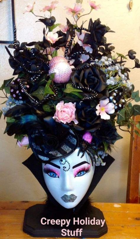 Halloween Mannequin, Styrofoam Head Art, Diva Wreaths, Styrofoam Heads, Wig Heads, Diy Halloween Door Decorations, Painted Mannequin, Mannequin Decor, Face Decor