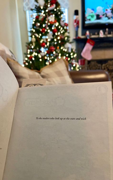 Winter Aesthetic Reading, Christmas Bookish Aesthetic, Study Christmas Aesthetic, Cozy Winter Reading Aesthetic, Christmas Book Photoshoot, Reading Acotar Aesthetic, Book Winter Aesthetic, Christmas Wishes Aesthetic, Bookish Christmas Aesthetic