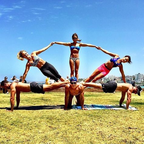 OMG!!! Someday I'm going to attempts that and try to achieve that perfect pose! I'm going to fail, but whose judging?!?! 6 Person Stunts, 6 Person Yoga Poses, 6 Person Group Pose, 6 Person Pose, Acroyoga Poses, Acrobatic Poses, Group Yoga Poses, Acro Yoga Poses, Animation Photo