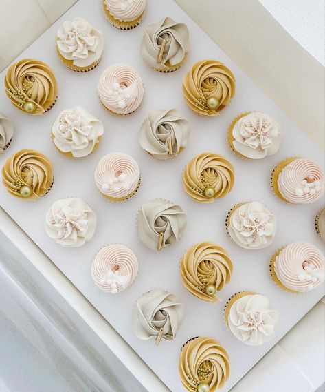 Gold Theme Cupcakes, Minimalist Cupcakes Design, Boho Theme Cupcakes, Modern Cupcakes, Jessica Cake, Boho Cupcakes, Cupcake Piping, Birthday Sweets, Decorator Frosting