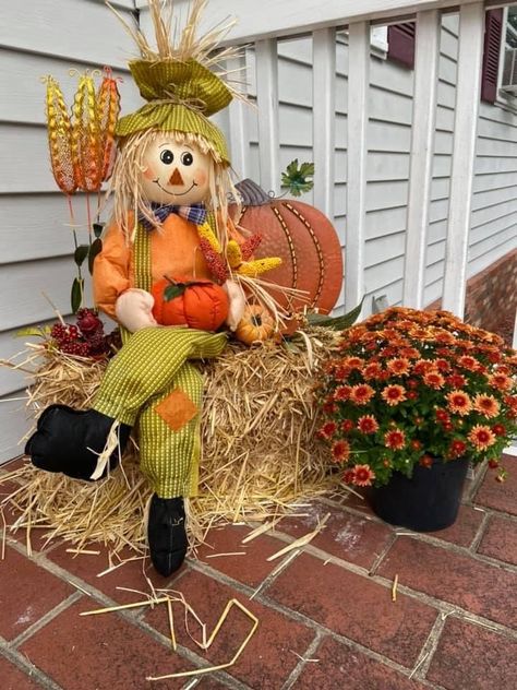 Scarecrow Diy Decoration, Outside Halloween Decorations, Fall Yard Decor, Spooky October, Easy Diy Halloween Decorations, Halloween Decorations Diy Outdoor, Thanksgiving Decorations Diy, Yard Decorations, Fall Thanksgiving Decor