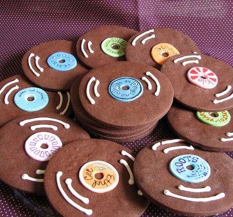 Record Cookies by Zoe Lukas of Whipped Bakeshop Record Cookies, Festa Rock Roll, Grease Party, Retro Wedding Theme, Sock Hop Party, 70's Party, Rock And Roll Birthday, Music Theme Birthday, 80's Theme