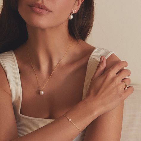 Lovingly handmade in London, tap to shop our favourite pearls. Delicate Necklace Aesthetic, Jewelery Shoot, Bride Accessories Jewelry, Pearl Jewelery, Bridal Party Looks, Single Pearl Pendant, Large Pearl Necklace, Romantic Essence, Hunter Wedding