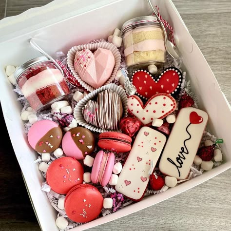 Valentines Bakery, Valentine Sweet Treats, Cake Jars, Food Gift Box, Valentines Snacks, Valentines Baking, Valentines Gift Box, Chocolate Covered Treats, Valentine Desserts