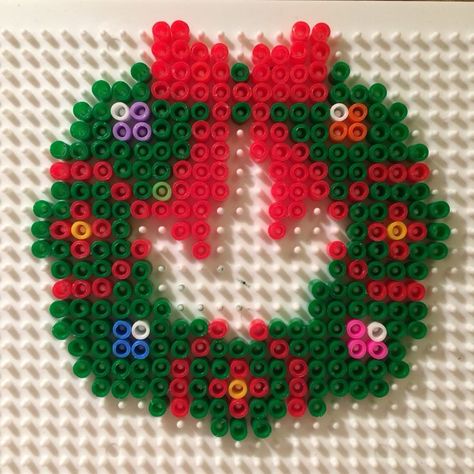 Christmas wreath Hama Beads Christmas, Christmas Perler Beads, Hamma Beads Ideas, Melty Bead Patterns, Pearl Beads Pattern, Easy Perler Beads Ideas, Art Perle, Hama Beads Design, Perler Bead Templates