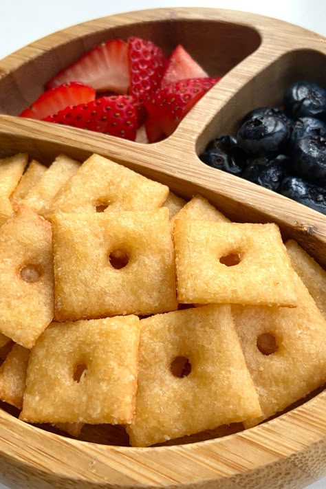 Homemade 2-ingredient Cheez-it Crackers - Feeding Tiny Bellies Diy Cheeze Itz, Organic Toddler Snacks, Baby Crackers Homemade, Healthy Toddler Snacks For Daycare, Snacks For Babies 1 Year, Healthy Toddler Desserts, Toddler School Snacks, Healthy Homemade Toddler Snacks, Toddler Snacks Homemade