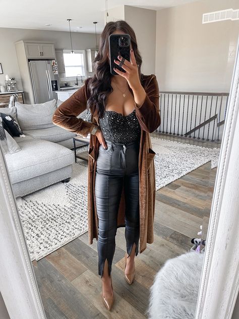 Velvet Duster Outfit, Casual New Years Eve Outfits Jeans, Silky Pants Outfit, Nude Heels Outfit, Leather Top Outfit, Velvet Pants Outfit, How To Style Leather Pants, Night Out Outfit Classy, Velvet Cardigan