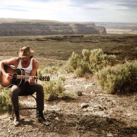 Thanks to the visceral folk sound of his debut Roll the Bones, Alejandro Rose-Garcia, better known as Shakey Graves, landed himself a handful of Shakey Graves, College Event, Folk Festival, Live Wire, Western Aesthetic, Americana Fashion, Mens Band, Private Event, Classic Rock