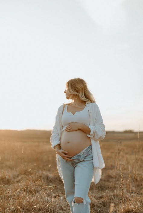 Country Maternity, Sunset Maternity Photos, Couple Maternity Poses, Maternity Shoot Outfit, Maternity Picture Outfits, Maternity Photography Poses Outdoors, Baby Announcement Photoshoot, Cute Pregnancy Pictures, Outdoor Maternity Photos