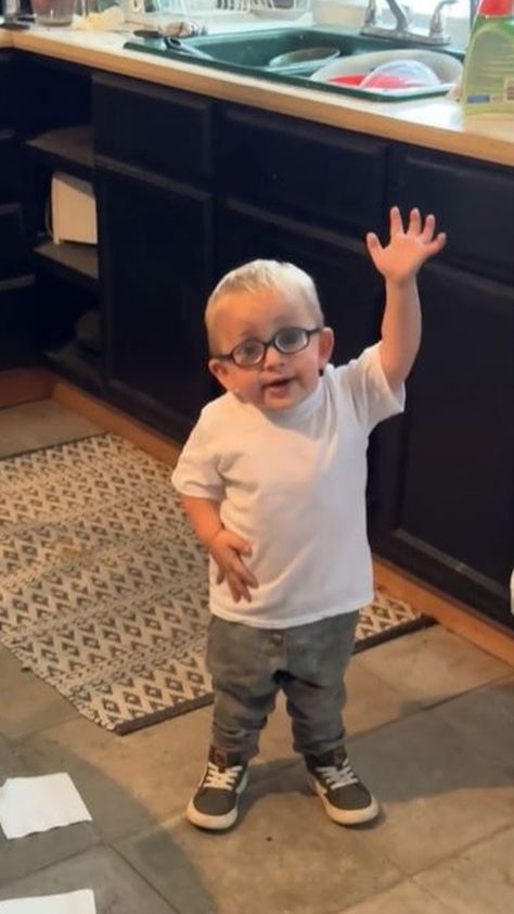 Toddler goes viral with adorable 'Boom Chicka Boom' rendition Boom Chicka Boom, Family Wellness, Preschool Graduation, When You Smile, Can't Stop Laughing, Classic Kids, Good Morning America, Abc News, Cute Gif