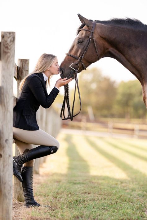 Equestrian Closet with Hannah Klinedinst - My Equestrian Style Horse Photoshoot Ideas Outfit, Senior Horse Photography, Grooming Horse, Horse Shoot, Equestrian Photoshoot, Horse Photoshoot Ideas, Equine Photography Poses, Horse Senior Pictures, Horse Trails