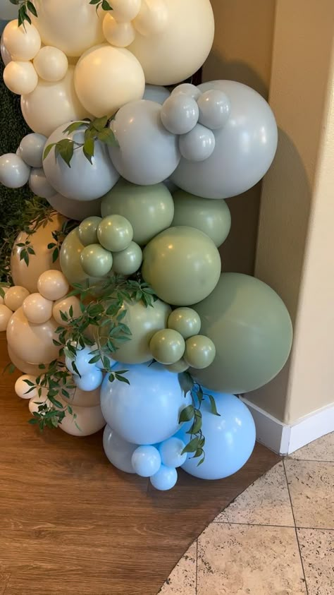 Peter Rabbit Balloons, Neutral Balloon Garland, Peter Rabbit Baby Shower Ideas, Peter Rabbit Theme Party, Peter Rabbit Christening, Bunny Baby Shower Theme, Bunny Birthday Theme, Safari Baby Shower Boy, Baby Shower Balloon Arch