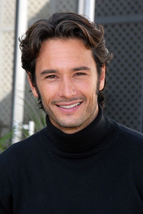 Latino Haircuts, Rodrigo Santoro, Detective Aesthetic, Wallpaper Photo, Most Beautiful People, Male Photography, Celebrities Male, Adele, Celebrity Photos