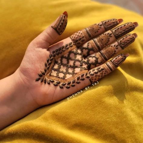 Modern Mehndi Designs Unique Front, Modern Mehndi Designs Unique, Front Hand Mehndi Designs Simple, Mehndi Stain, Hand Mehndi Designs Simple, Modern Mehndi Design, Henna Motive, Front Hand Mehndi Designs, Easy Mehandi