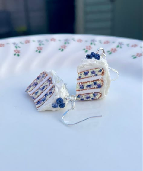 Quirky Earrings Aesthetic, Quirky Jewelry Handmade, Polymer Clay Cake Earrings, Handmade Clay Jewellery, Blueberry Accessories, Polymer Clay Ideas Aesthetic, Clay Ideas Aesthetic, Food Ceramics, Cake Polymer Clay